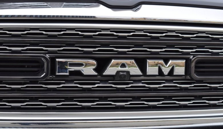 Dodge RAM LIMITED 1500 HEMI 5,7 4×4/ PANORAMA/ VZDUCH/ Adaptivní tempomat/ 22 ALU/ Park Assist/ 395 PS
