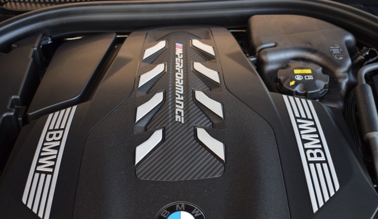 BMW Řada 8 M850i xDrive Cabrio / Individual/ M optic/ 100 km/ TOP výbava