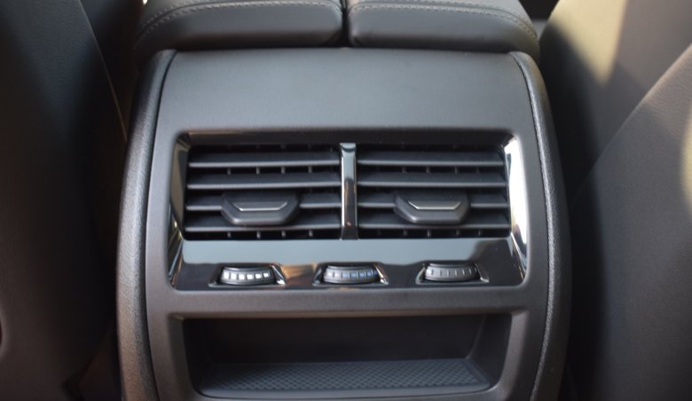 BMW X5 M50i/Head-Up/Masáže/Větraná sedadla/Karbon