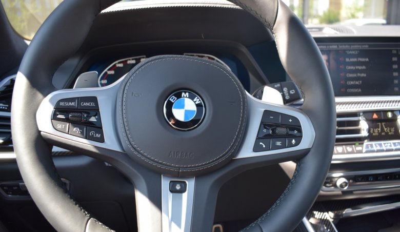 BMW X5 M50i/Head-Up/Masáže/Větraná sedadla/Karbon