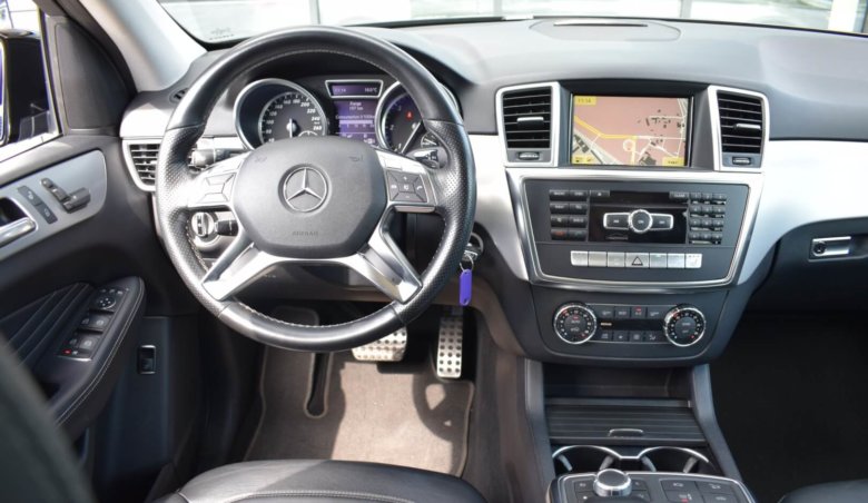 Mercedes-Benz ML 350d / Rear Entertaiment
